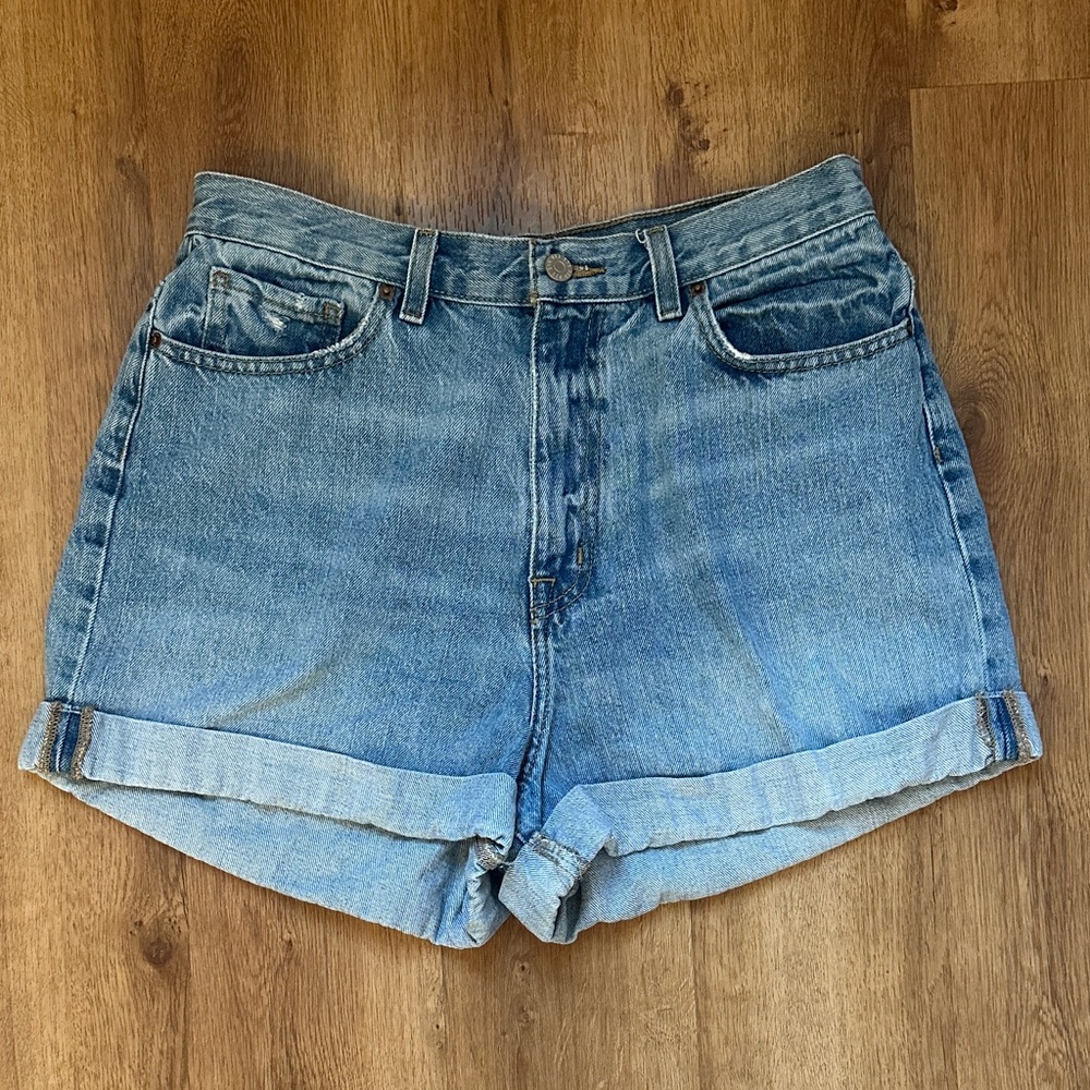 BDG Women’s Mom High-Rise Light Wash Roll Up Jean Shorts‎ Size 31